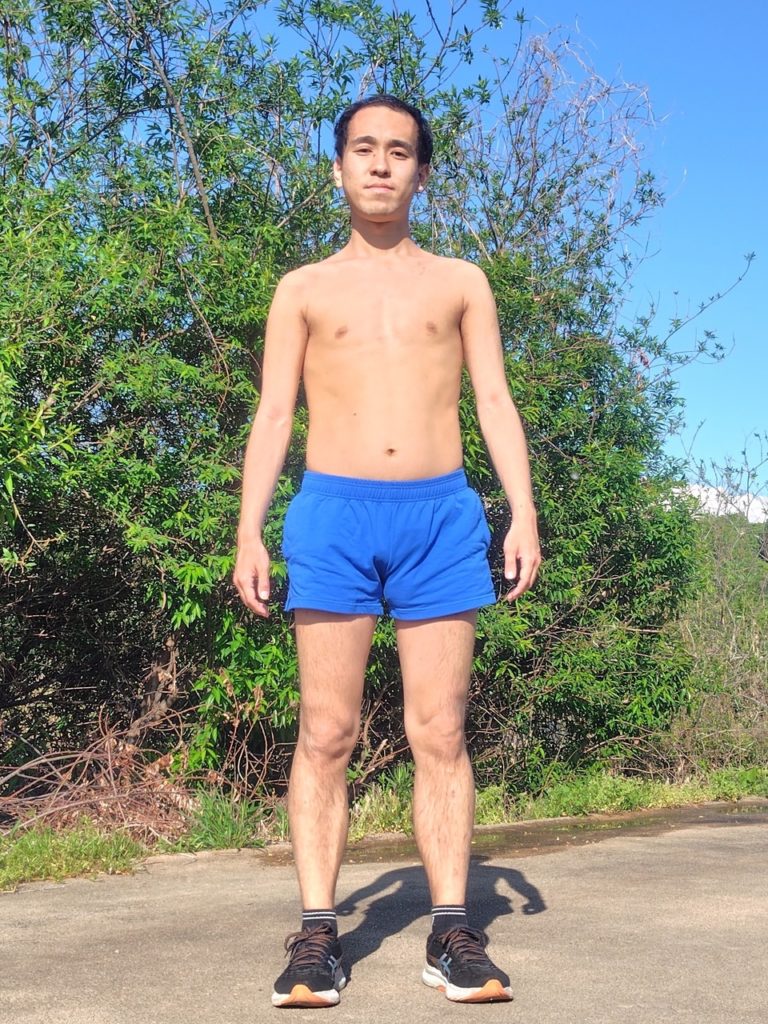 ショートパンツのシンプルコーデ