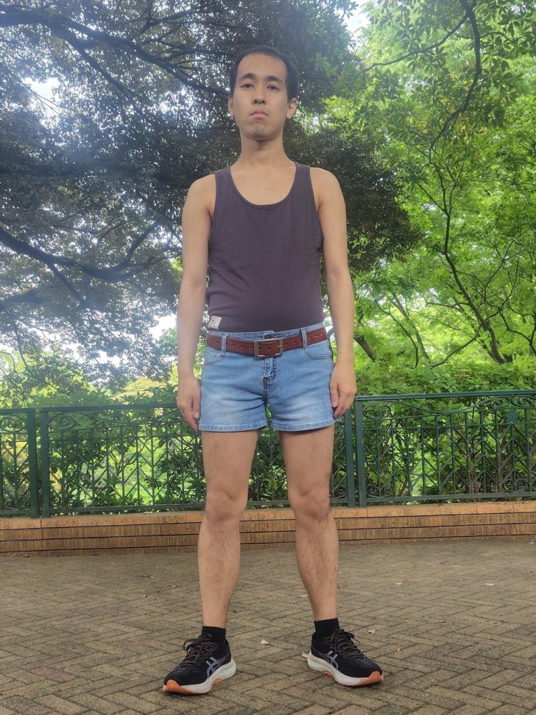 タンクトップとモモ出し短パン